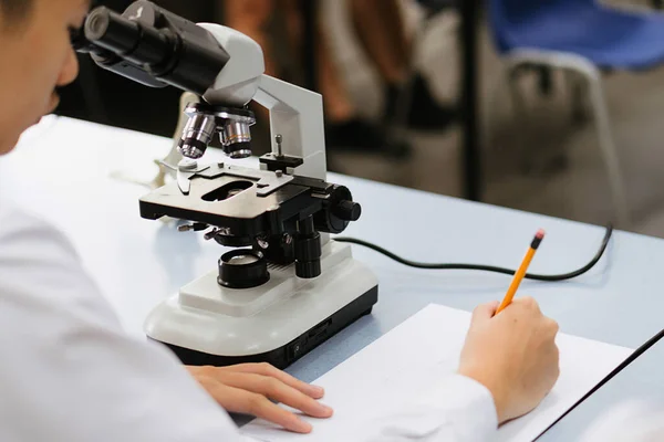 Schüler Schreiben Unterricht Mit Bleistift Notizen — Stockfoto