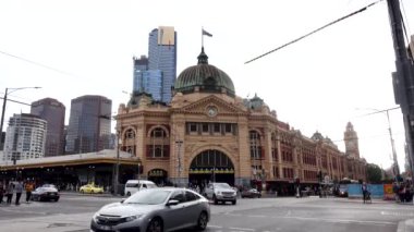 Flinders istasyonu, gece vakti güzel mavi gökyüzünde. Melbourne şehri, Victoria, Avustralya 11 Kasım 2019