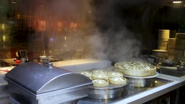 Dimsum ή Duplings ατμού στην κουζίνα του κινεζικού εστιατορίου close up. — Αρχείο Βίντεο