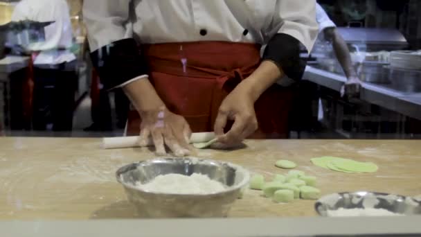 Un chef asiatique faisant du pain en formant le pouvoir sur la table. Proche de la main travaillant dans le restaurant — Video