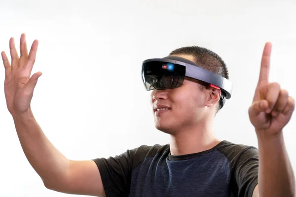 Junger Mann mit Brille hololens Geste Aktion auf weißem Hintergrund. Mixed Reality in Zukunft fortschrittliche Technologie-Konzept. Stockbild
