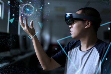 Laboratuvar odasında Hololens bardaklı Artırılmış Gerçeklik Çocuğu. Karışık gerçeklik kavramına sahip gelişmiş teknoloji..
