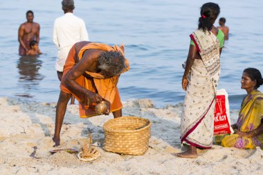 Grup Kimliği belirsiz Sadhus hacılar adanmışlar, turuncu kıyafetler giymiş. Bu inanç bir kitle Hindu Hac ve kutsal denizde banyo.