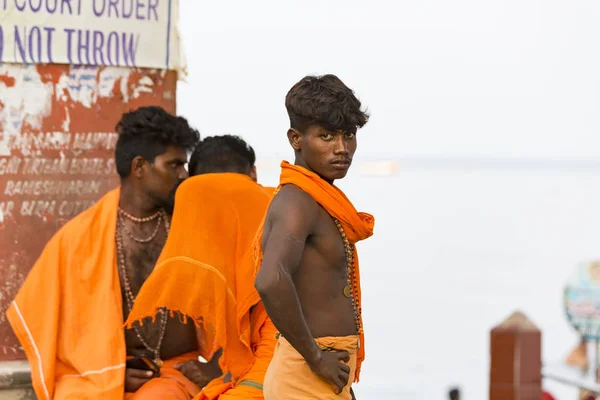 一群不明身份的苦行僧朝圣者 身着橙色衣服 这是一个大规模的印度教朝圣信仰和沐浴在神圣的海洋 — 图库照片