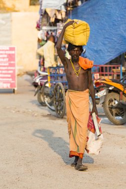 Tanımlanamayan Sadhus hacılar adanmışlar, portresi turuncu kıyafetler giymiş.