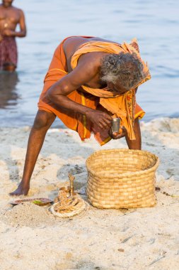 Tanımlanamayan Sadhus hacılar adanmışlar, portresi turuncu kıyafetler giymiş.