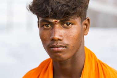 Tanımlanamayan Sadhus hacılar adanmışlar, portresi turuncu kıyafetler giymiş.