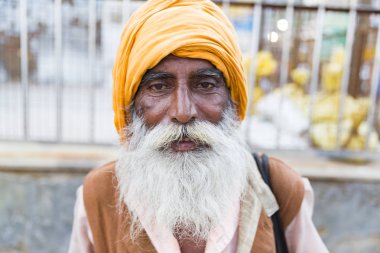 Tanımlanamayan Sadhus hacılar adanmışlar, portresi turuncu kıyafetler giymiş.