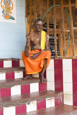 Tanımlanamayan Sadhus hacılar adanmışlar, portresi turuncu kıyafetler giymiş.