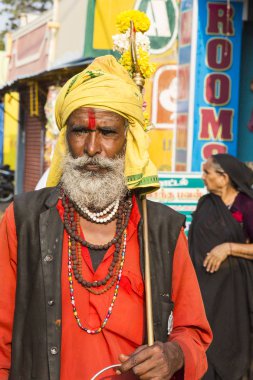 Tanımlanamayan Sadhus hacılar adanmışlar, portresi turuncu kıyafetler giymiş.