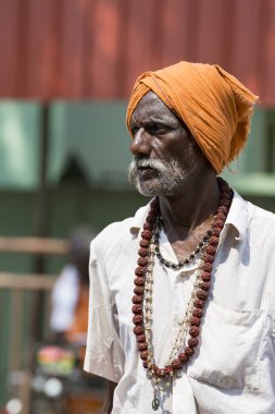 Tanımlanamayan Sadhus hacılar adanmışlar, portresi turuncu kıyafetler giymiş.