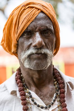 Tanımlanamayan Sadhus hacılar adanmışlar, portresi turuncu kıyafetler giymiş.