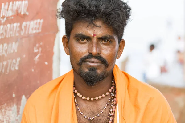 Retrato Devotos Peregrinos Não Identificados Sadhus Vestidos Com Roupas Laranja — Fotografia de Stock