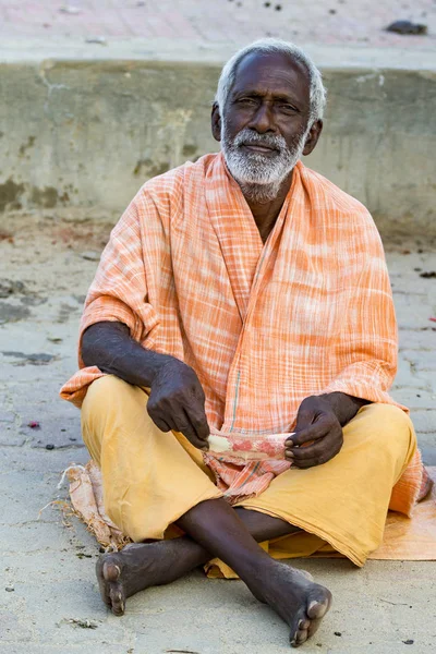 Portret Niezidentyfikowane Wielbicieli Pielgrzymi Sadhu Ubrani Pomarańczowe Ubrania Siedział Drodze — Zdjęcie stockowe