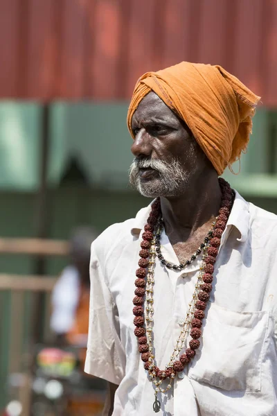 Tanımlanamayan Sadhus hacılar adanmışlar, portresi turuncu kıyafetler giymiş.