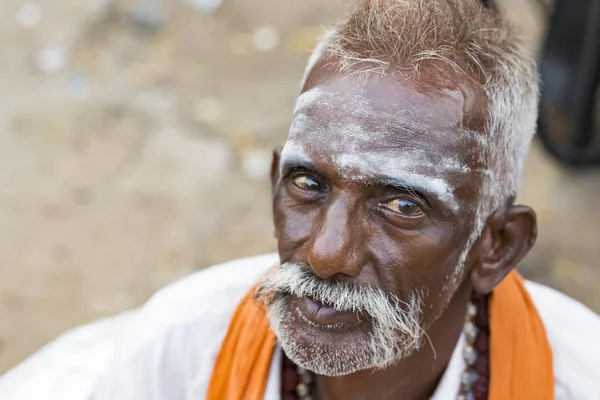 음식을 기다리는 거리에서도 주황색 미확인된 Sadhus 순례자 헌신의 초상화 — 스톡 사진