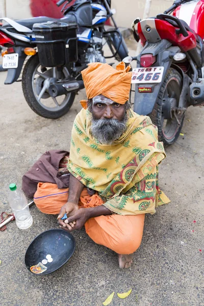 Portrait Unidentified Sadhus Pilgrims Devotees Dressed Orange Clothes Sitting Road — Stock Photo, Image