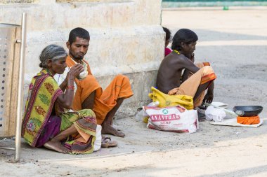 Grup Kimliği belirsiz Sadhus hacılar adanmışlar, Gıda için bekleyen road, sokakta oturan Turuncu elbise giymiş. Herhangi bir ev, açık yaşam.