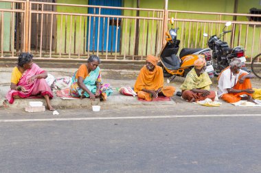 Grup Kimliği belirsiz Sadhus hacılar adanmışlar, Gıda için bekleyen road, sokakta oturan Turuncu elbise giymiş. Herhangi bir ev, açık yaşam.