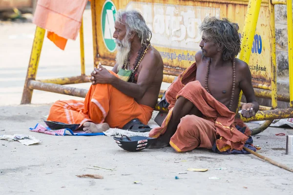 一群不明身份的苦行僧朝圣者 身着橙色衣服 坐在街上 在路上 等待食物 没有房子 住在户外 — 图库照片