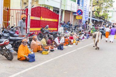 Grup Kimliği belirsiz Sadhus hacılar adanmışlar, Gıda için bekleyen road, sokakta oturan Turuncu elbise giymiş. Herhangi bir ev, açık yaşam.