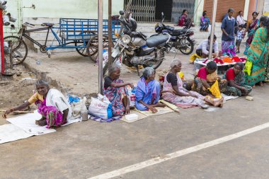 Grup Kimliği belirsiz Sadhus hacılar adanmışlar, Gıda için bekleyen road, sokakta oturan Turuncu elbise giymiş. Herhangi bir ev, açık yaşam.