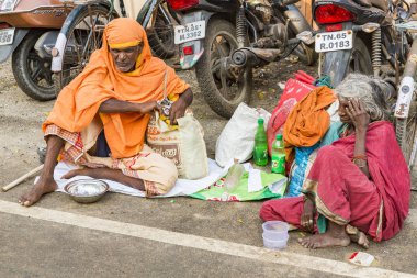 Grup Kimliği belirsiz Sadhus hacılar adanmışlar, Gıda için bekleyen road, sokakta oturan Turuncu elbise giymiş. Herhangi bir ev, açık yaşam.