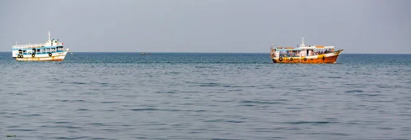 Barco Pesquero Madera Vieja Flotando Agua India — Foto de Stock