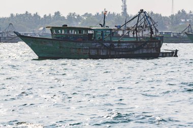 Su, Hindistan yüzen eski ahşap küçük balıkçı teknesi