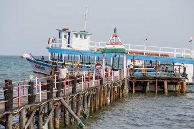 Dalış tekneleri dock pier duba bir tur turistlere çekmeden önce bekleyin