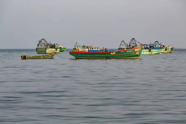 Старая Деревянная Небольшая Рыболовная Лодка Плавающая Воде Индия — стоковое фото