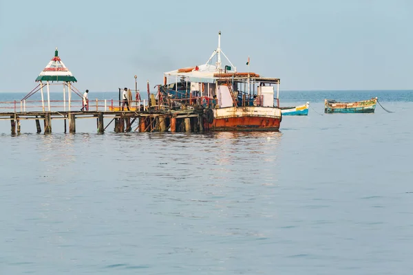 Altes Hölzernes Kleines Fischerboot Schwimmend Auf Dem Wasser Indien — Stockfoto