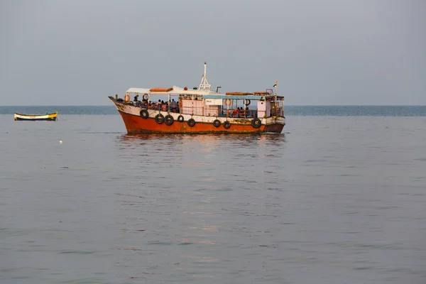 Παλιό Ξύλινο Μικρό Αλιευτικό Σκάφος Επιπλέει Στο Νερό Ινδία — Φωτογραφία Αρχείου