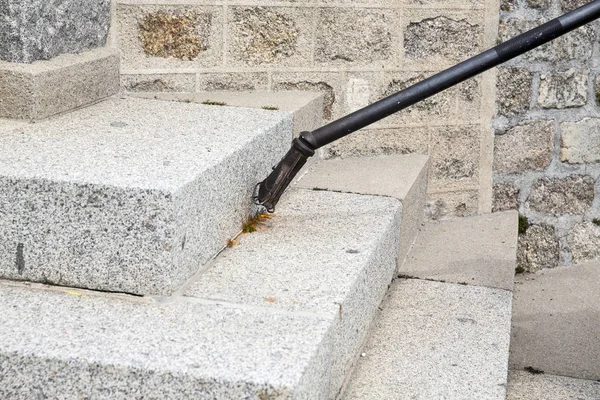 yakın çekim adam meşale, termal yabani ot kontrolü ile yabani ot yakmak. Çevre koruma