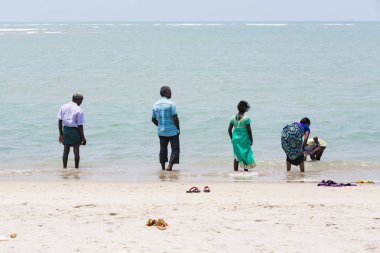 Belgesel yayın. Yaklaşık, Danushkodi, Pamban Adası, Tamil Nadu, Hindistan - 2018 Mart. Belirsiz bir aile kadın erkek çocuk güzel güneşli sabah Danushkodi kumsalda bir yürüyüşe. Hacılar Rameswaram üzerinden. Hindistan