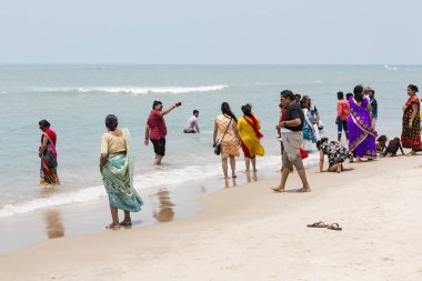 Belgesel yayın. Yaklaşık, Danushkodi, Pamban Adası, Tamil Nadu, Hindistan - 2018 Mart. Belirsiz bir aile kadın erkek çocuk güzel güneşli sabah Danushkodi kumsalda bir yürüyüşe. Hacılar Rameswaram üzerinden. Hindistan