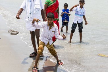 Belgesel yayın. Yaklaşık, Danushkodi, Pamban Adası, Tamil Nadu, Hindistan - 2018 Mart. Belirsiz bir aile kadın erkek çocuk güzel güneşli sabah Danushkodi kumsalda bir yürüyüşe. Hacılar Rameswaram üzerinden. Hindistan