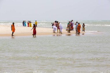 Belgesel yayın. Yaklaşık, Danushkodi, Pamban Adası, Tamil Nadu, Hindistan - 2018 Mart. Belirsiz bir aile kadın erkek çocuk güzel güneşli sabah Danushkodi kumsalda bir yürüyüşe. Hacılar Rameswaram üzerinden. Hindistan