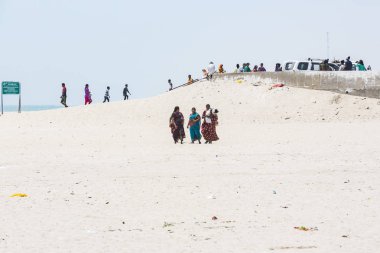 Belgesel yayın. Yaklaşık, Danushkodi, Pamban Adası, Tamil Nadu, Hindistan - 2018 Mart. Belirsiz bir aile kadın erkek çocuk güzel güneşli sabah Danushkodi kumsalda bir yürüyüşe. Hacılar Rameswaram üzerinden. Hindistan
