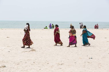 Belgesel yayın. Yaklaşık, Danushkodi, Pamban Adası, Tamil Nadu, Hindistan - 2018 Mart. Belirsiz bir aile kadın erkek çocuk güzel güneşli sabah Danushkodi kumsalda bir yürüyüşe. Hacılar Rameswaram üzerinden. Hindistan