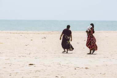 Belgesel yayın. Yaklaşık, Danushkodi, Pamban Adası, Tamil Nadu, Hindistan - 2018 Mart. Belirsiz bir aile kadın erkek çocuk güzel güneşli sabah Danushkodi kumsalda bir yürüyüşe. Hacılar Rameswaram üzerinden. Hindistan