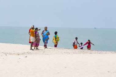 Belgesel yayın. Yaklaşık, Danushkodi, Pamban Adası, Tamil Nadu, Hindistan - 2018 Mart. Belirsiz bir aile kadın erkek çocuk güzel güneşli sabah Danushkodi kumsalda bir yürüyüşe. Hacılar Rameswaram üzerinden. Hindistan
