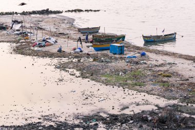 Belgesel yayın. Yaklaşık, Rameswaram, Rameshwaram, Pamban Adası, Tamil Nadu, Hindistan - 2018 Mart. Kimliği belirsiz zavallı yerel geleneksel balıkçı çöp ve inek ve keçi, bezler ile yapılmış çadır altında ortasında sahilde yaşayan.