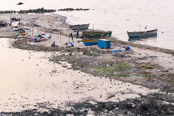 Belgesel yayın. Yaklaşık, Rameswaram, Rameshwaram, Pamban Adası, Tamil Nadu, Hindistan - 2018 Mart. Kimliği belirsiz zavallı yerel geleneksel balıkçı çöp ve inek ve keçi, bezler ile yapılmış çadır altında ortasında sahilde yaşayan.