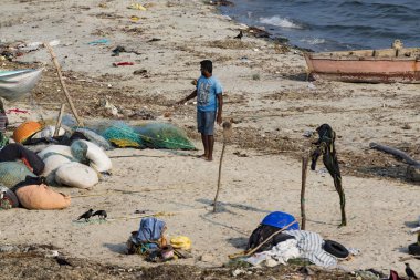 Belgesel yayın. Yaklaşık, Rameswaram, Rameshwaram, Pamban Adası, Tamil Nadu, Hindistan - 2018 Mart. Kimliği belirsiz zavallı yerel geleneksel balıkçı çöp ve inek ve keçi, bezler ile yapılmış çadır altında ortasında sahilde yaşayan.