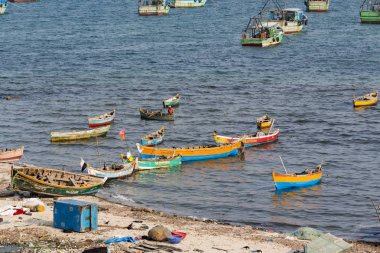Belgesel yayın. Yaklaşık, Rameswaram, Rameshwaram, Pamban Adası, Tamil Nadu, Hindistan - 2018 Mart. Kimliği belirsiz zavallı yerel geleneksel balıkçı çok küçük renkli ahşap tekne ile sahilde balık. Asya