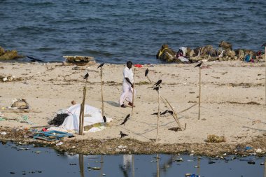 Belgesel yayın. Yaklaşık, Rameswaram, Rameshwaram, Pamban Adası, Tamil Nadu, Hindistan - 2018 Mart. Kimliği belirsiz zavallı yerel geleneksel balıkçı çok küçük renkli ahşap tekne ile sahilde balık. Asya