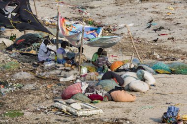 Belgesel yayın. Yaklaşık, Rameswaram, Rameshwaram, Pamban Adası, Tamil Nadu, Hindistan - 2018 Mart. Kimliği belirsiz zavallı yerel geleneksel balıkçı çöp ve inek ve keçi, bezler ile yapılmış çadır altında ortasında sahilde yaşayan.