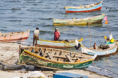 Belgesel yayın. Yaklaşık, Rameswaram, Rameshwaram, Pamban Adası, Tamil Nadu, Hindistan - 2018 Mart. Kimliği belirsiz zavallı yerel geleneksel balıkçı çok küçük renkli ahşap tekne ile sahilde balık. Asya