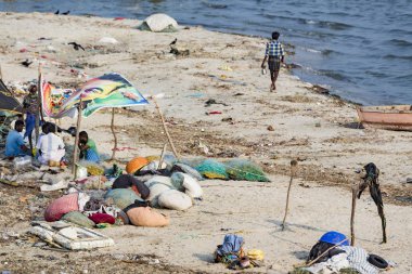 Belgesel yayın. Yaklaşık, Rameswaram, Rameshwaram, Pamban Adası, Tamil Nadu, Hindistan - 2018 Mart. Kimliği belirsiz zavallı yerel geleneksel balıkçı çöp ve inek ve keçi, bezler ile yapılmış çadır altında ortasında sahilde yaşayan.